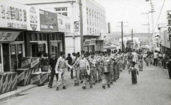1970년대 함평농업고등학교 고적대 함평읍 시가지 행진