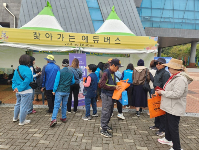 함평군, 국향대전 기간 ‘교육버스 체험관’ 운영… 디지털 접근성 향상 도모